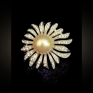 Vintage Costume Jewelry Brooch - 50s to 70s - Rhinestones, Silver and Pearl